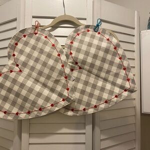THE FARMHOUSE Rachel Ashwell (2) “Heart Shaped Placemats” 15x25” Gray/Red EUC